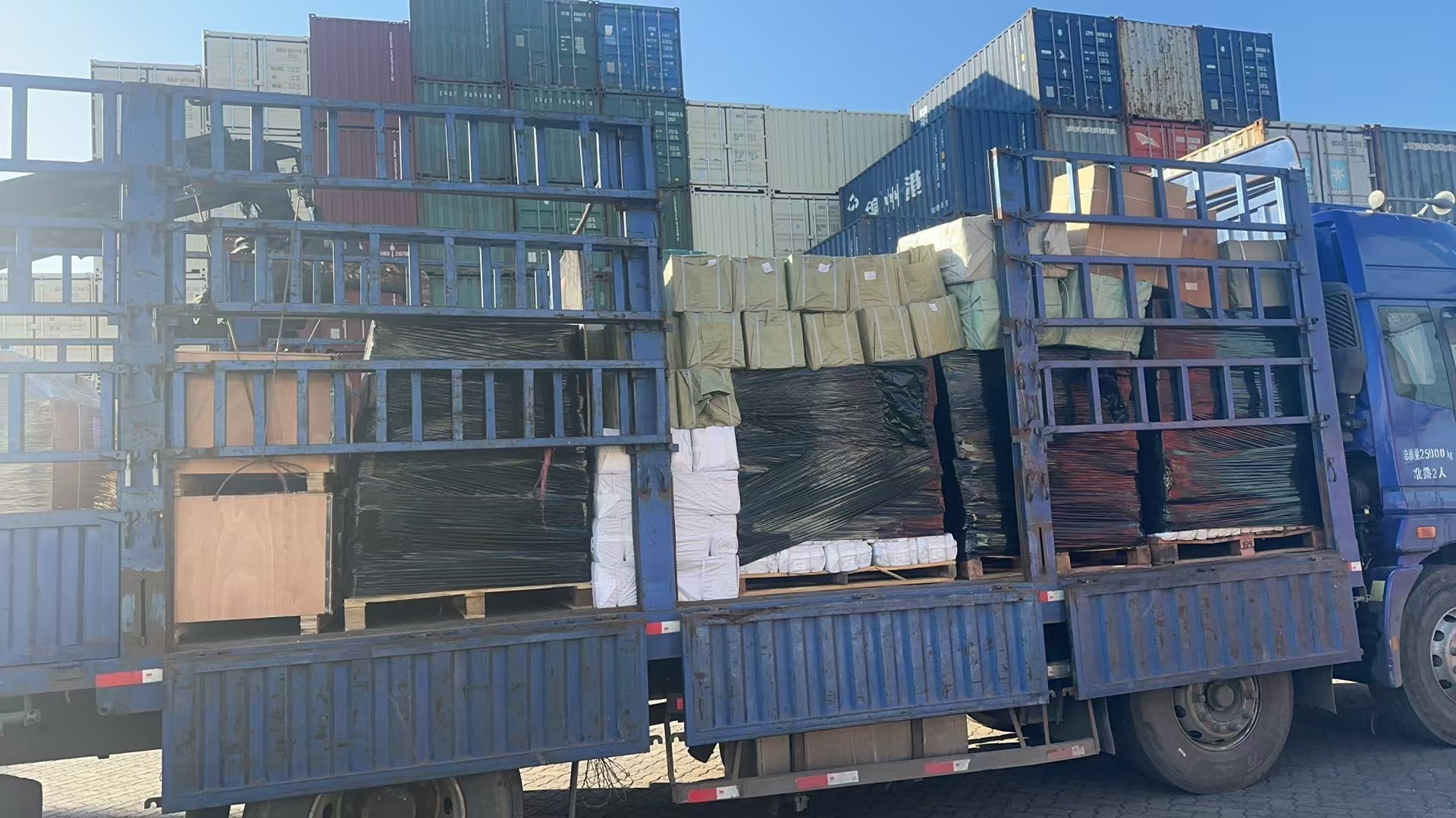Latest company Cases about Today we sent two cabinets of tractor parts to Belarus.
