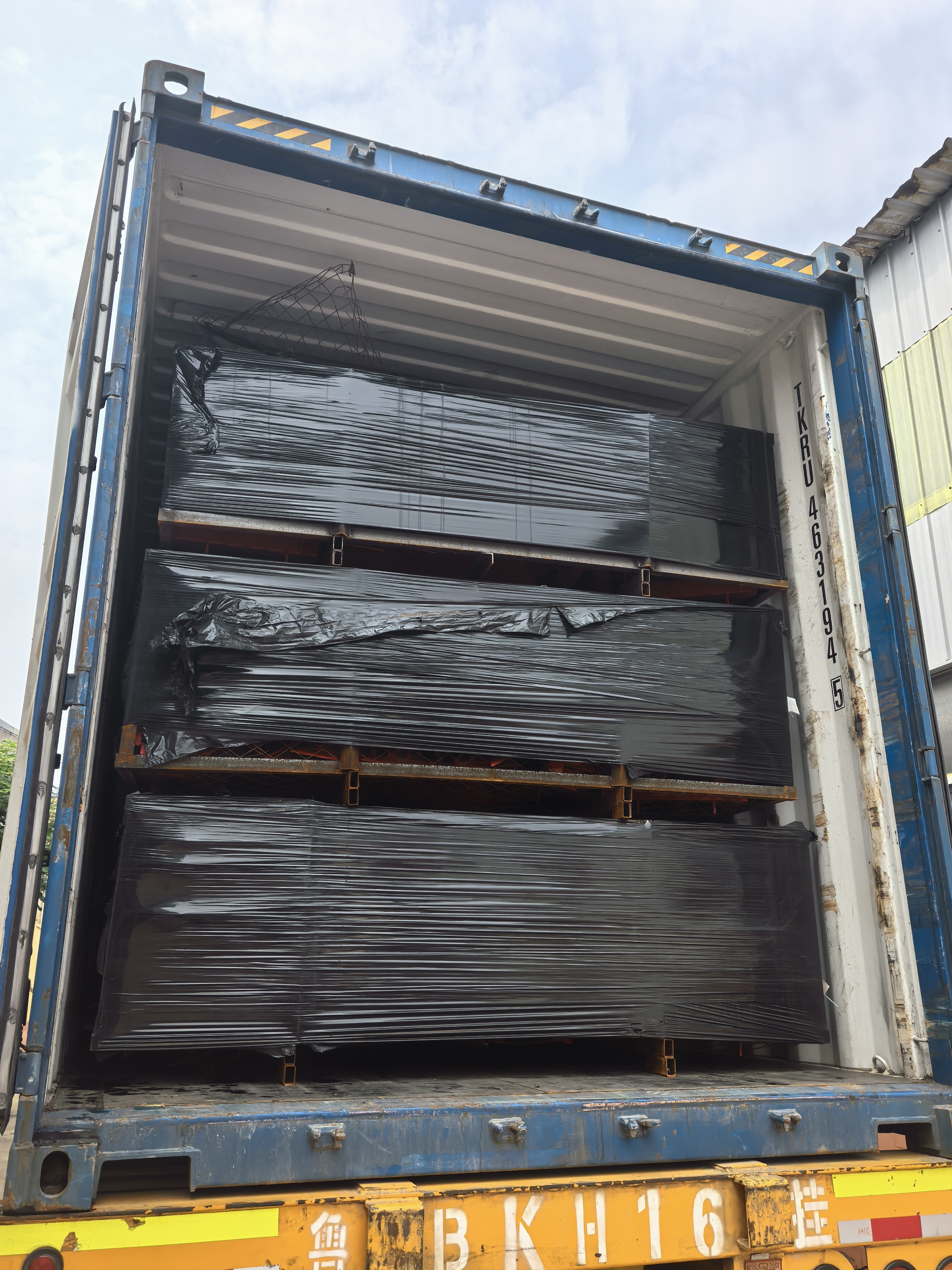 Latest company Cases about Shipment Update: 40FT Container Dispatched to Ukraine