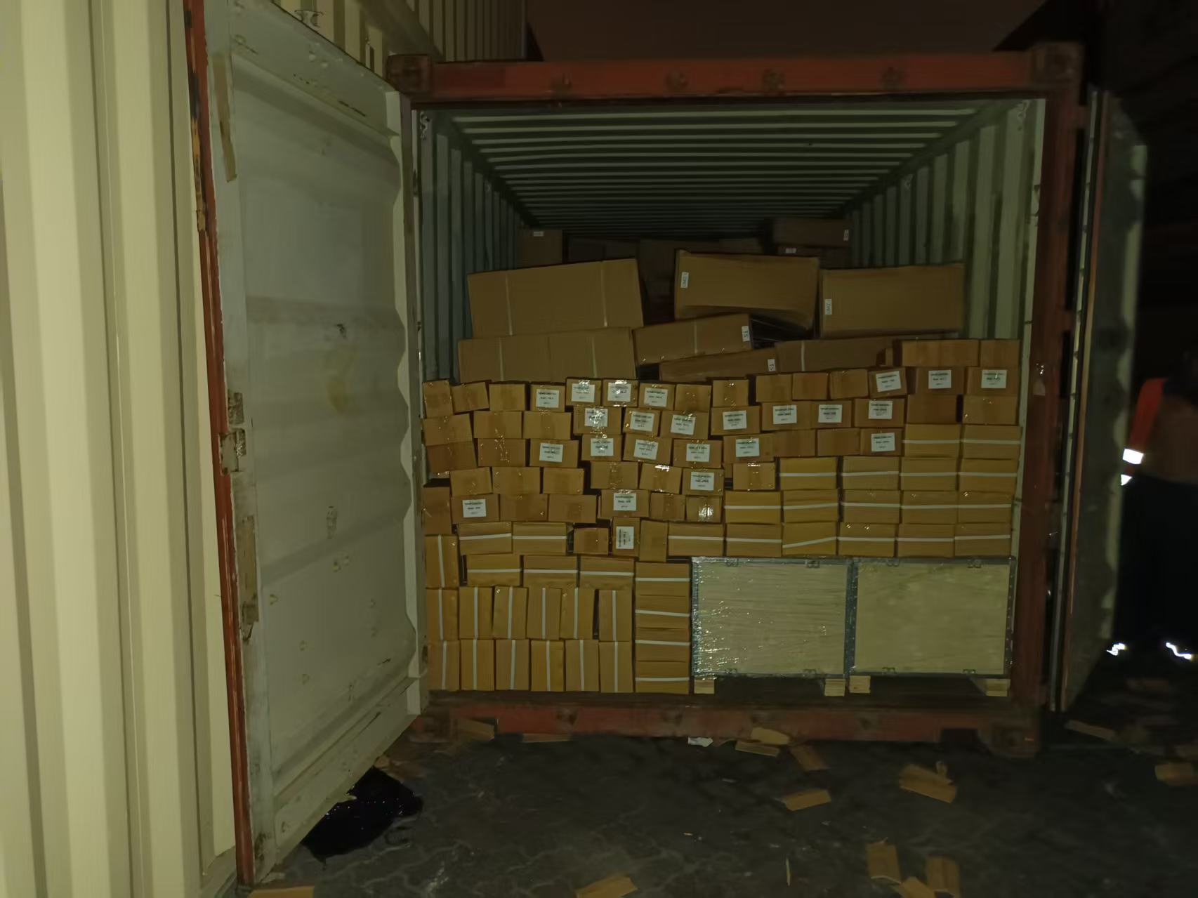 Latest company Cases about We sent a 20-foot container of MTZ tractor parts to Russia.