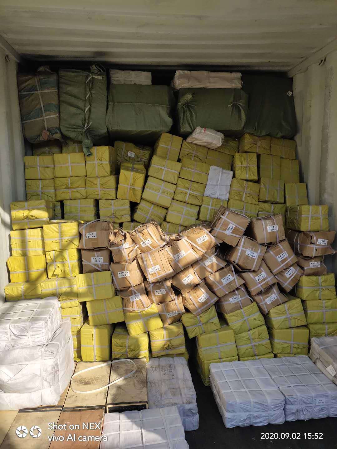Latest company Cases about Our goods are being loaded into containers at the port