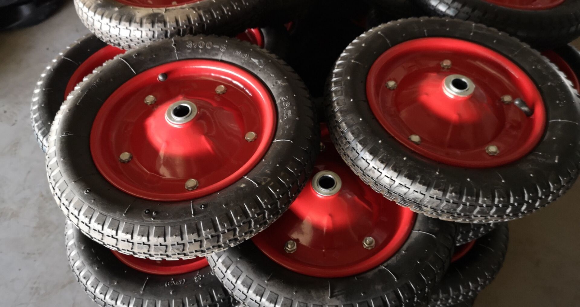 Latest company Cases about The wheels for a Russian cabinet have been made and are waiting for customers to book and ship them.