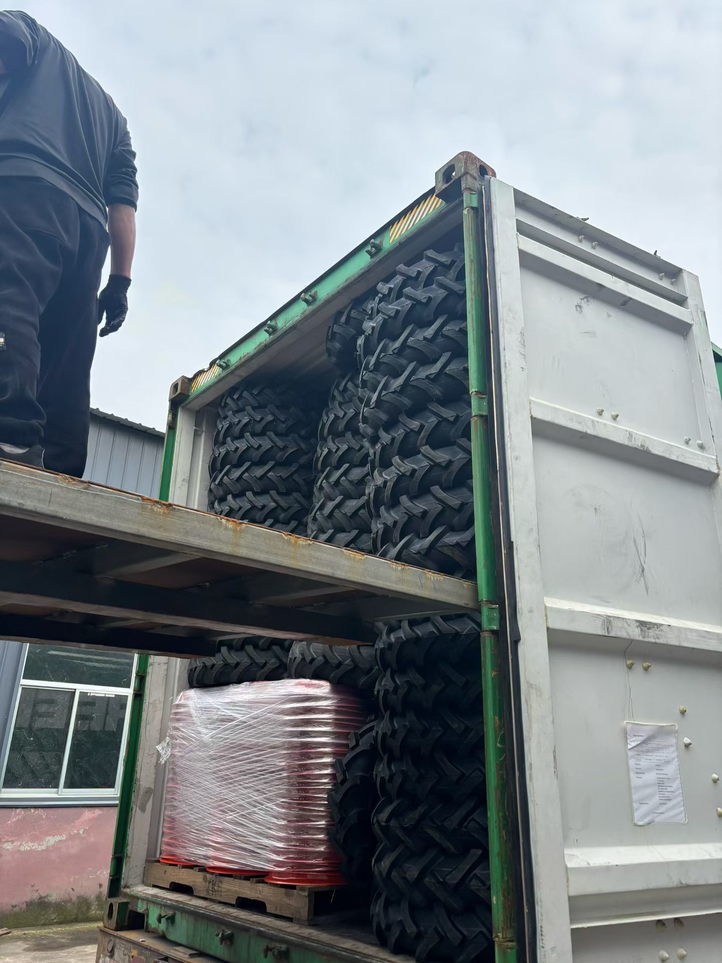 Latest company Cases about This week we shipped two containers of tires to Ukraine
